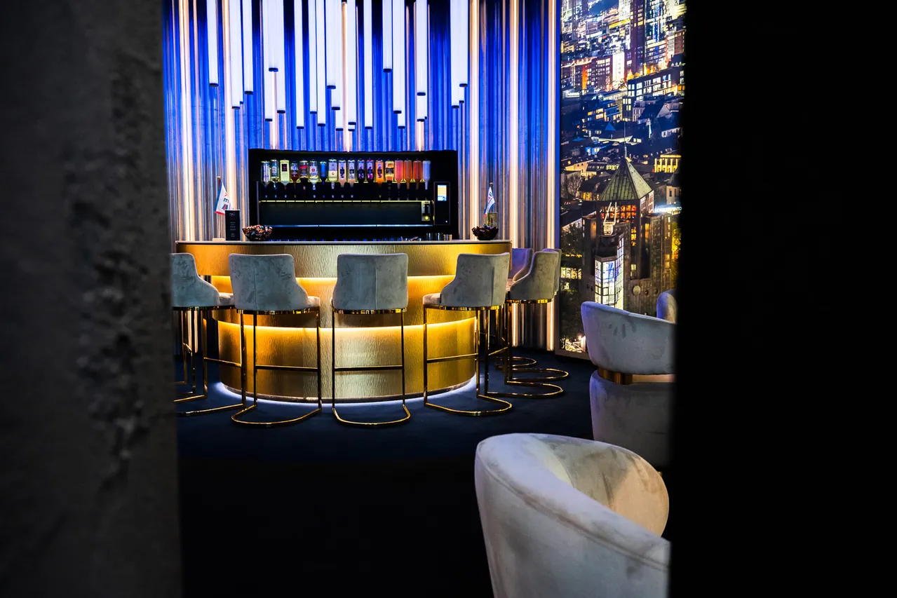 CocktailBot in einer Lounge mit LED-Wand