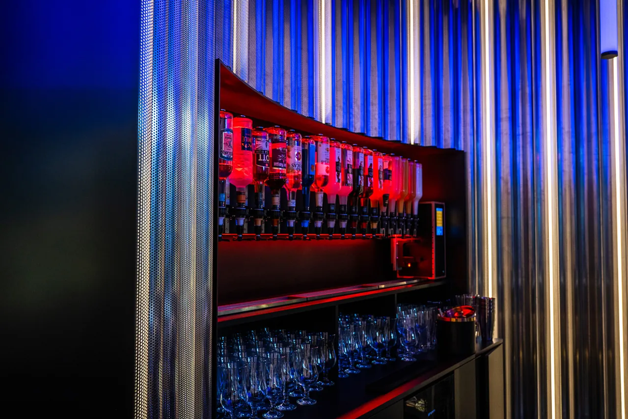 CocktailBot mit roter LED-Lichtshow auf einer Party