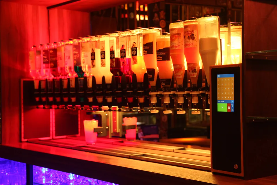 Cocktailmaschine mit 18 kopfüber hängenden Flaschen, Touchscreen und LED-Lichtshow in Rot und Orange