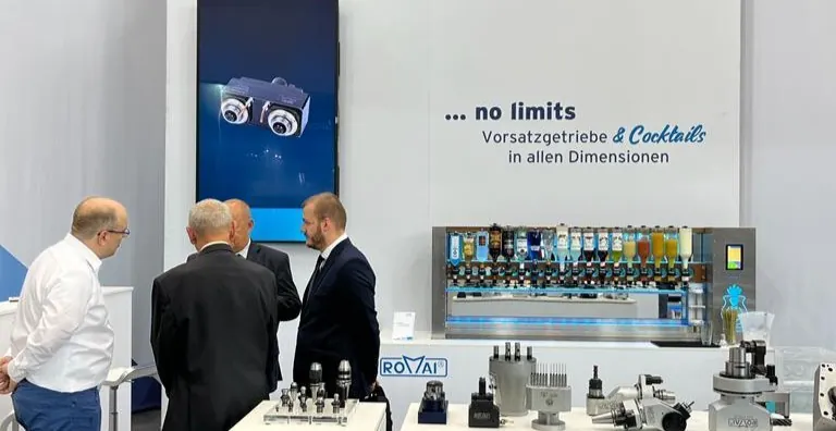 Cocktailmaschine auf einem Messestand, Besucher im Gespräch