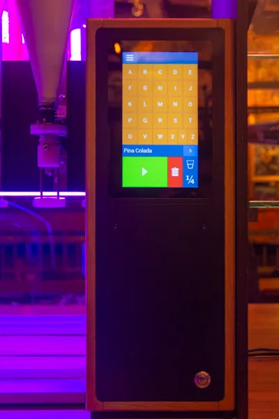 Touchscreen der Cocktailmaschine mit Cocktailauswahl, hier eine Piña Colada