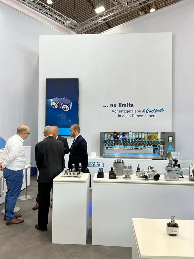 CocktailBot Cocktailmaschine als Besuchermagnet auf einem Messestand